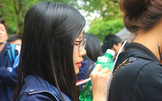 Sinh viên phỏng vấn "tươi" tại ngày hội việc làm ở ĐH Kinh tế Quốc dân