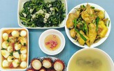 Tối nay ăn gì: Gợi ý mâm cơm gia đình đủ chất chỉ với 150.000 đồng có chả mực, gà rim mắm