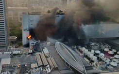 Cháy lớn tại trung tâm mua sắm Central World Bangkok, có người lao từ tầng 8 xuống