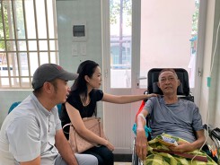 Nghệ sĩ Lê Bình bệnh ung thư chuyển biến ngày càng xấu, không ăn uống được