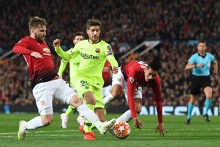 Trọng tài sai lầm, Barcelona may mắn thoát thẻ đỏ thế nào?