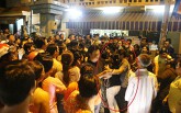 Nghệ sĩ phải cải trang, vất vả vượt 'biển người' hiếu kì để viếng Anh Vũ trong đêm cuối