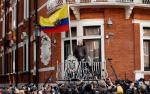 Nhà sáng lập WikiLeaks chính thức bị bắt giữ sau khi bị trục xuất khỏi Đại sứ quán Ecuador ở London
