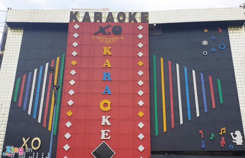 Ảnh: Công an khám xét quán karaoke của đại gia đeo vàng Phúc XO - Ảnh 1. Ảnh: Công an khám xét quán karaoke của đại gia đeo vàng Phúc XO - Ảnh 1.