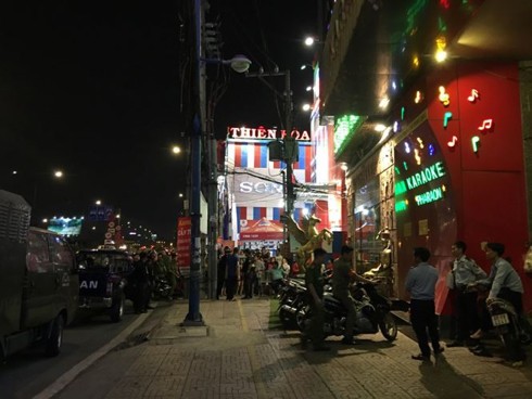 Ảnh: Công an khám xét quán karaoke của đại gia đeo vàng Phúc XO - Ảnh 2. Ảnh: Công an khám xét quán karaoke của đại gia đeo vàng Phúc XO - Ảnh 2.