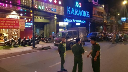 Ảnh: Công an khám xét quán karaoke của đại gia đeo vàng Phúc XO - Ảnh 3. Ảnh: Công an khám xét quán karaoke của đại gia đeo vàng Phúc XO - Ảnh 3.