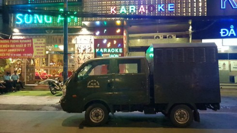 Ảnh: Công an khám xét quán karaoke của đại gia đeo vàng Phúc XO - Ảnh 4. Ảnh: Công an khám xét quán karaoke của đại gia đeo vàng Phúc XO - Ảnh 4.