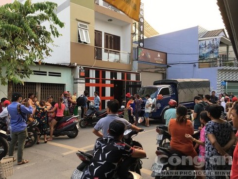 Ảnh: Công an khám xét quán karaoke của đại gia đeo vàng Phúc XO - Ảnh 5. Ảnh: Công an khám xét quán karaoke của đại gia đeo vàng Phúc XO - Ảnh 5.