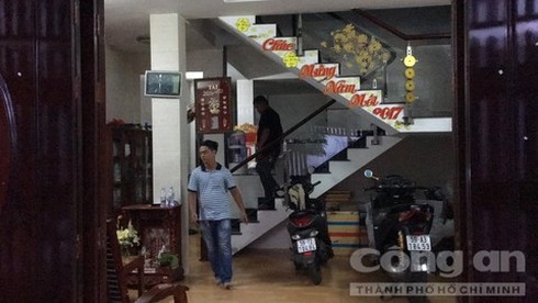 Ảnh: Công an khám xét quán karaoke của đại gia đeo vàng Phúc XO - Ảnh 6. Ảnh: Công an khám xét quán karaoke của đại gia đeo vàng Phúc XO - Ảnh 6.