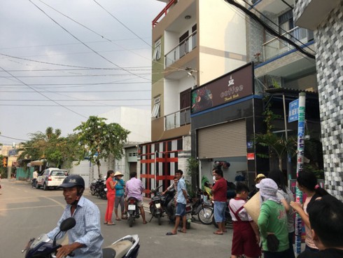 Ảnh: Công an khám xét quán karaoke của đại gia đeo vàng Phúc XO - Ảnh 7. Ảnh: Công an khám xét quán karaoke của đại gia đeo vàng Phúc XO - Ảnh 7.