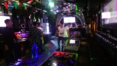 Ảnh: Công an khám xét quán karaoke của đại gia đeo vàng Phúc XO - Ảnh 9. Ảnh: Công an khám xét quán karaoke của đại gia đeo vàng Phúc XO - Ảnh 9.