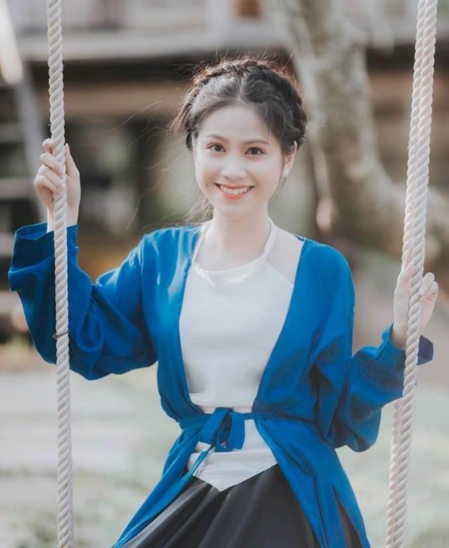 Bộ ảnh kỉ yếu chất chơi nhất Vịnh Bắc Bộ: Vừa chụp ảnh, vừa ôn bài bằng cách hóa thân thành Cậu Vàng, Lão Hạc - Ảnh 4. Bộ ảnh kỉ yếu chất chơi nhất Vịnh Bắc Bộ: Vừa chụp ảnh, vừa ôn bài bằng cách hóa thân thành Cậu Vàng, Lão Hạc - Ảnh 4.