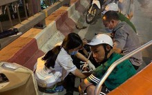 Ô tô mất lái tông liên hoàn trên cầu vượt Kim Mã, nhiều người bị thương