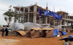 Công trình trung tâm giới thiệu việc làm bị sập khi đổ bê tông