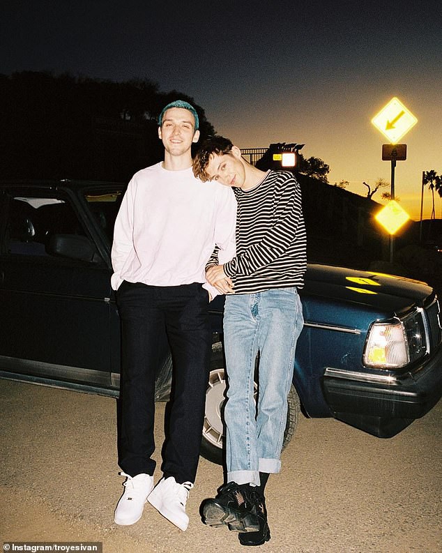 Ca sĩ đồng tính Troye Sivan và bạn trai người mẫu trao nhau nụ hôn tình tứ sau tin đồn chia tay - Ảnh 13. Ca sĩ đồng tính Troye Sivan và bạn trai người mẫu trao nhau nụ hôn tình tứ sau tin đồn chia tay - Ảnh 13.