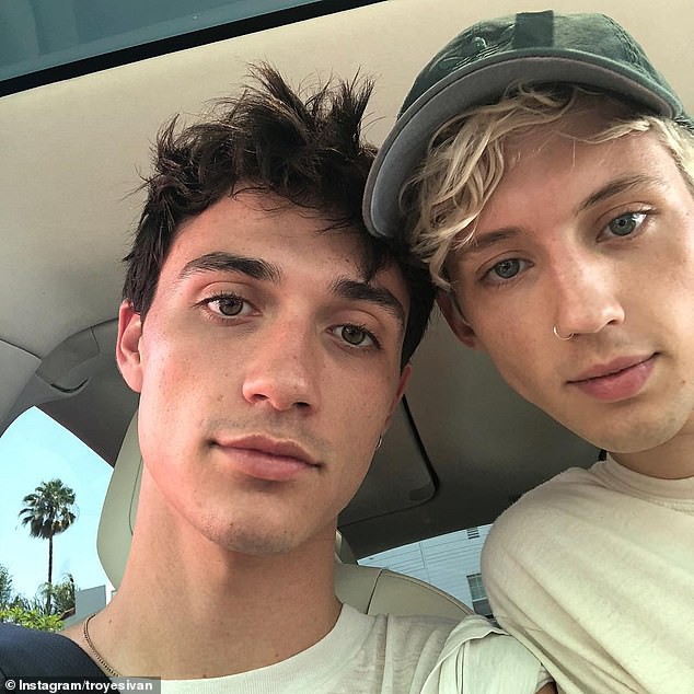 Ca sĩ đồng tính Troye Sivan và bạn trai người mẫu trao nhau nụ hôn tình tứ sau tin đồn chia tay - Ảnh 11. Ca sĩ đồng tính Troye Sivan và bạn trai người mẫu trao nhau nụ hôn tình tứ sau tin đồn chia tay - Ảnh 11.