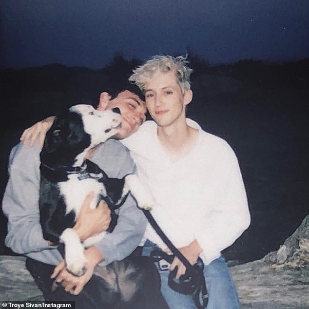 Ca sĩ đồng tính Troye Sivan và bạn trai người mẫu trao nhau nụ hôn tình tứ sau tin đồn chia tay - Ảnh 12. Ca sĩ đồng tính Troye Sivan và bạn trai người mẫu trao nhau nụ hôn tình tứ sau tin đồn chia tay - Ảnh 12.