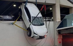 Mỹ: Nữ tài xế lao xe Lexus ra khỏi bãi đỗ xe cao tầng