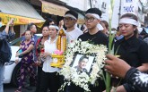 Bạn bè, khán giả chen nhau đưa tiễn nghệ sĩ Anh Vũ