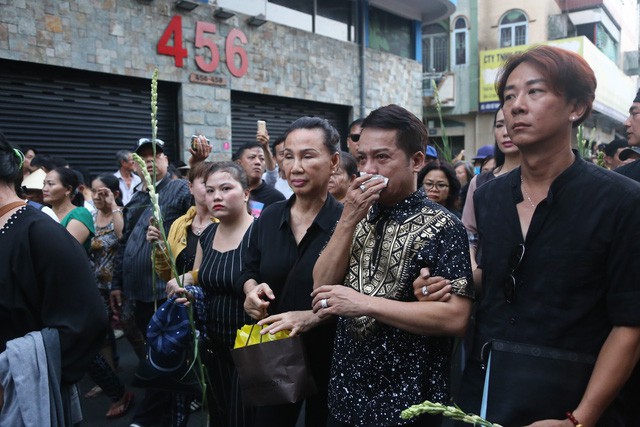 Sao Việt hôm nay (12/4): Dàn nghệ sĩ ngậm ngùi đưa tiễn Anh Vũ, Đỗ Nhật Hà nổi bật với tóc tém - Ảnh 2. Sao Việt hôm nay (12/4): Dàn nghệ sĩ ngậm ngùi đưa tiễn Anh Vũ, Đỗ Nhật Hà nổi bật với tóc tém - Ảnh 2.