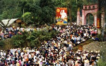Giỗ tổ Hùng Vương 2019: Làm gì để tránh kiệt sức nhập viện khi chen chúc ở lễ hội đông người