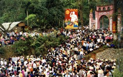 Giỗ tổ Hùng Vương 2019: Làm gì để tránh kiệt sức nhập viện khi chen chúc ở lễ hội đông người