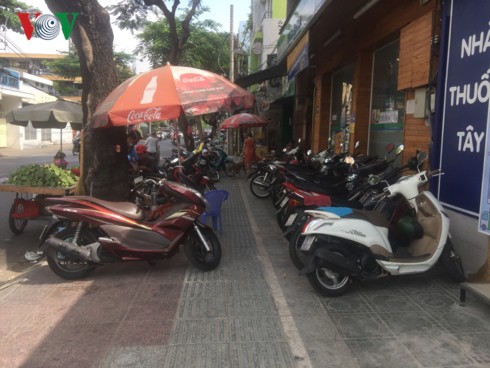 TP HCM: Vỉa hè bị lấn chiếm là do thực thi pháp luật không nghiêm - Ảnh 1. TP HCM: Vỉa hè bị lấn chiếm là do thực thi pháp luật không nghiêm - Ảnh 1.
