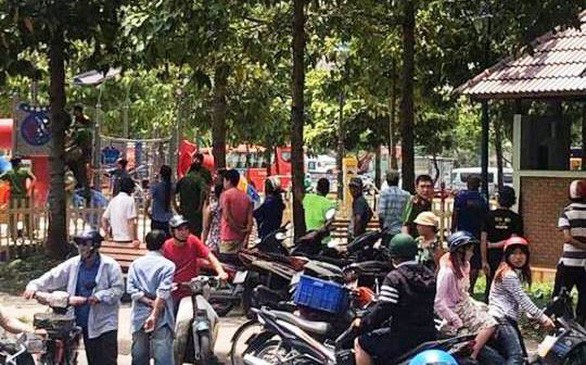 Tin tức pháp luật: Bị bắt vì hiếp dâm và dâm ô 2 bé gái, đại gia Phúc XO thừa nhận dùng vàng giả - Ảnh 2. Tin tức pháp luật: Bị bắt vì hiếp dâm và dâm ô 2 bé gái, đại gia Phúc XO thừa nhận dùng vàng giả - Ảnh 2.