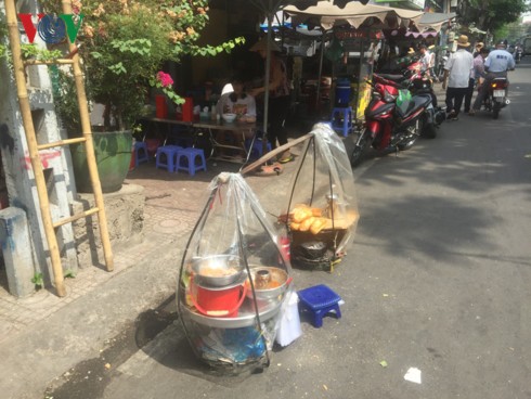 TP HCM: Vỉa hè bị lấn chiếm là do thực thi pháp luật không nghiêm - Ảnh 2.