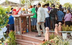 Người dân đứng lên mộ, xô đổ cả vòng hoa để xem phút hạ huyệt Anh Vũ