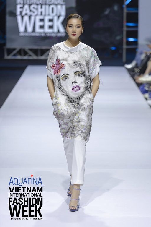 Thanh Hằng, Hoàng Yến, Minh Tú gây náo loạn sàn catwalk trong ngày đầu của Tuần lễ thời trang quốc tế 2019 - Ảnh 9.