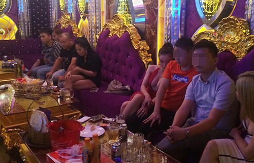 Khởi tố Phúc XO cùng 10 đồng phạm vì liên quan đến ma túy - Ảnh 2. Khởi tố Phúc XO cùng 10 đồng phạm vì liên quan đến ma túy - Ảnh 2.
