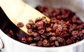 Loại bỏ chất độc khỏi gan và ruột nhờ uống nước nho khô vào buổi sáng