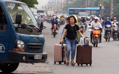 Nghỉ lễ giỗ Tổ Hùng Vương: Bến vắng khách, dân 'liều mạng' bắt xe ngoài đường