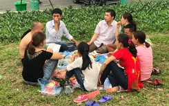 Với vài chiếc chiếu và bãi đất trống, chủ hàng cho thuê kiếm tiền triệu mỗi ngày dịp giỗ tổ Hùng Vương