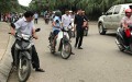 Xe ôm bủa vây cổng Đền Hùng, nhìn mặt khách báo giá