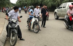 Xe ôm bủa vây cổng Đền Hùng, nhìn mặt khách báo giá