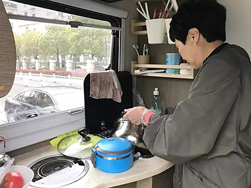 Bố sắm du thuyền trên cạn đậu ở cổng trường cho con - Ảnh 3.
