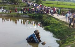 Thanh Hoá: Xe đầu kéo chở máy xúc tuột dốc đè 3 học sinh thương vong