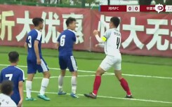 Cầu thủ Hà Nội đấm vào mặt đối thủ người Trung Quốc