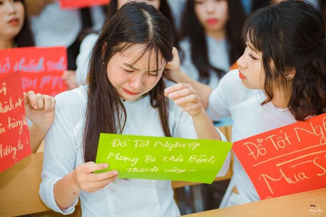 Câu chuyện xúc động phía sau bức ảnh kỷ yếu mong bố khỏi bệnh - Ảnh 1. Câu chuyện xúc động phía sau bức ảnh kỷ yếu mong bố khỏi bệnh - Ảnh 1.