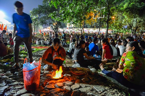 Vạ vật ngủ qua đêm ở ngoài trời chờ khai mạc giỗ Tổ - Ảnh 13.
