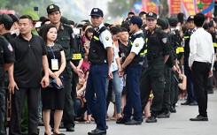Hàng trăm cảnh sát bảo vệ 71 nghệ sĩ Tây ở Carnival Sầm Sơn