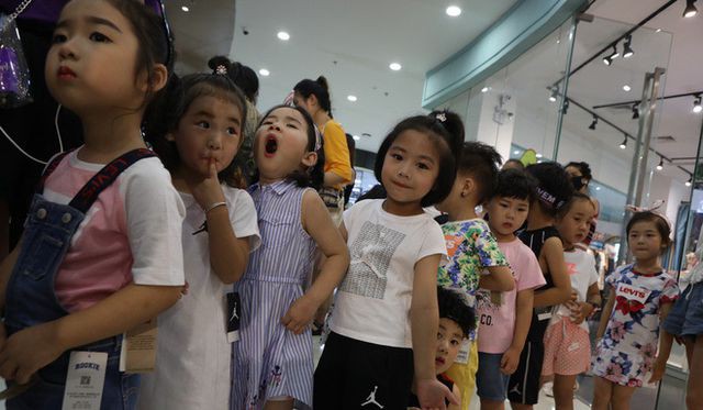 Nghề mẫu nhí tại Trung Quốc gây sốt với mức thu nhập khủng - Ảnh 4. Nghề mẫu nhí tại Trung Quốc gây sốt với mức thu nhập khủng - Ảnh 4.