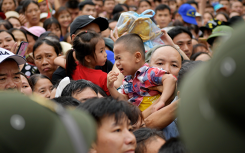 Giỗ tổ Hùng Vương 2019: Trẻ nhỏ sợ hãi gào khóc giữa đám đông chen lấn, xô đẩy lên đền làm lễ