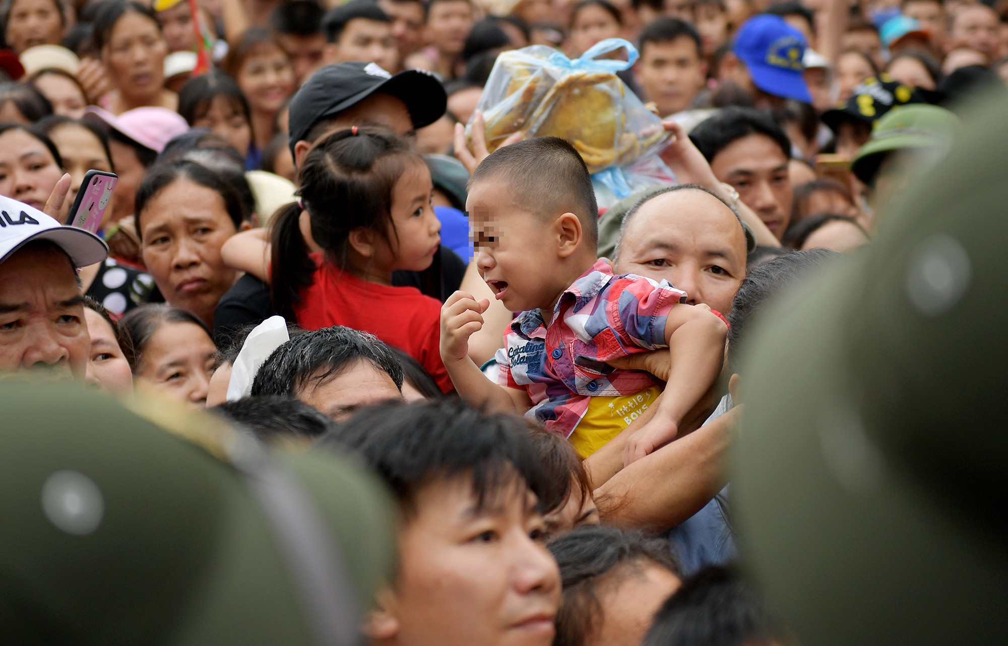 Giỗ tổ Hùng Vương 2019: Trẻ nhỏ sợ hãi gào khóc giữa đám đông chen lấn, xô đẩy lên đền làm lễ - Ảnh 13.