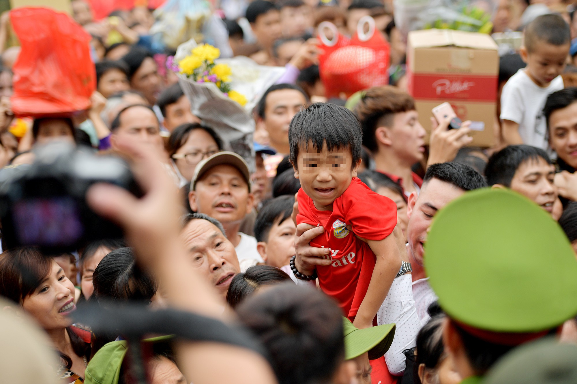 Giỗ tổ Hùng Vương 2019: Trẻ nhỏ sợ hãi gào khóc giữa đám đông chen lấn, xô đẩy lên đền làm lễ - Ảnh 14.