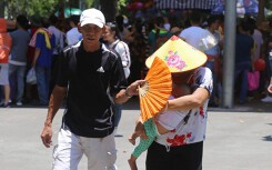 Người già, trẻ nhỏ vật vờ tránh cái nắng như đổ lửa ở Thảo Cầm Viên Sài Gòn ngày cuối nghỉ lễ