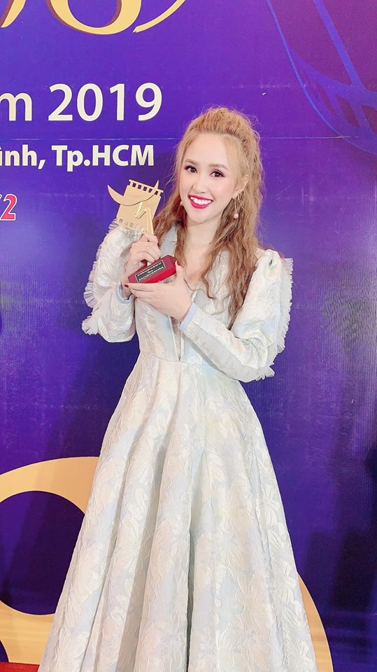 Phương Hằng nói gì về những đánh giá tiêu cực tại Lễ trao giải Cánh Diều Vàng 2018? - Ảnh 3. Phương Hằng nói gì về những đánh giá tiêu cực tại Lễ trao giải Cánh Diều Vàng 2018? - Ảnh 3.