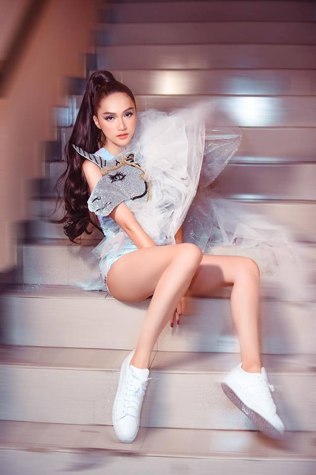 Sao Việt hôm nay (16/4): Thanh Hằng nhớ về quãng thời gian vất vả tại Tuần lễ Thời trang Việt Nam 2019, Hương Giang xuất hiện độc đáo với thiết kế hình kì lân - Ảnh 2. Sao Việt hôm nay (16/4): Thanh Hằng nhớ về quãng thời gian vất vả tại Tuần lễ Thời trang Việt Nam 2019, Hương Giang xuất hiện độc đáo với thiết kế hình kì lân - Ảnh 2.
